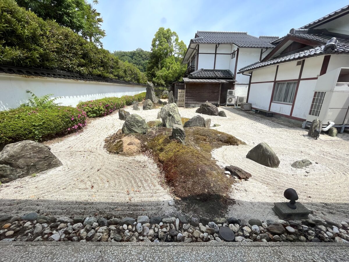 三朝館庭園 ― 重森三玲の子・重森完途作庭…鳥取県三朝町の庭園